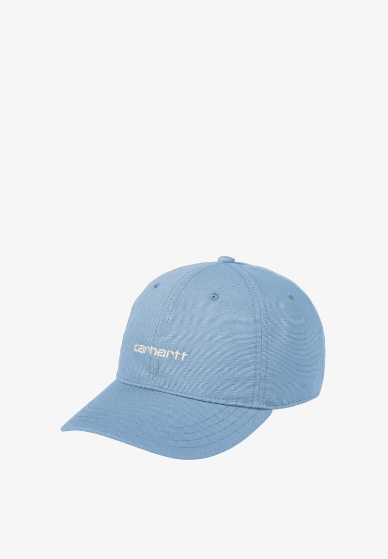 Gorra de béisbol de algodón azul claro con visera curva y el logotipo bordado de "Carhartt" en blanco en la parte frontal. Cuenta con seis ojales de ventilación.