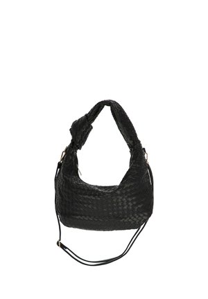 Czarna pleciona skórzana torba na ramię z plecioną rączką i regulowanym cienkim paskiem, na białym tle.