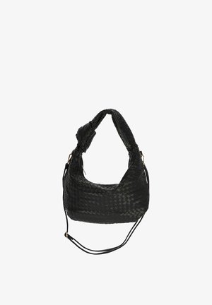 Czarna pleciona skórzana torba na ramię z plecioną rączką i regulowanym cienkim paskiem, na białym tle.