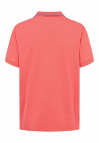 Polo corail à manches courtes avec une fine bande bleue sur le col arrière, vu de dos.