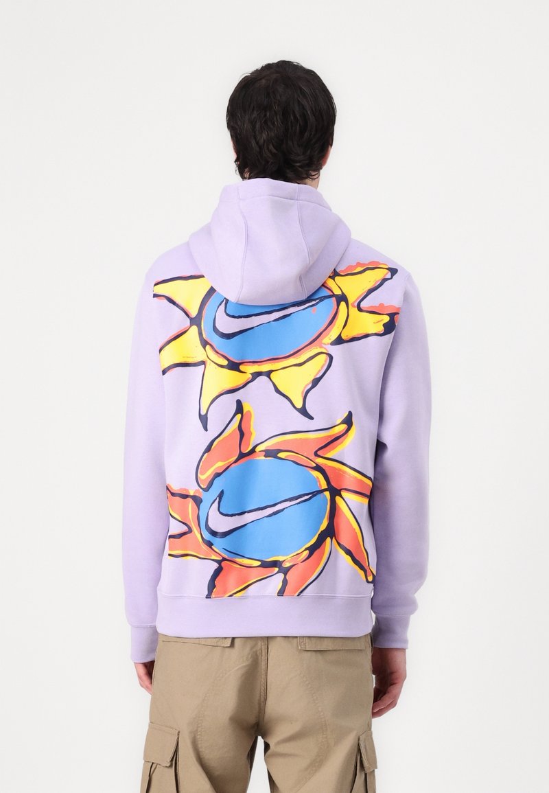 Lila hoodie med en stor, färgglad solgrafik på baksidan, med blå, gula och orange detaljer. Mjuk material och avslappnad design.