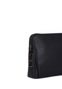 Borsa cosmetica in pelle nera con superficie texture, chiusura a zip e accessori neri lucidi. Presenta una forma rettangolare e un profilo sottile.
