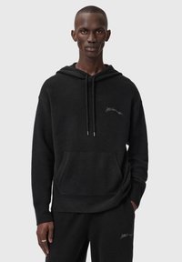 Zwarte hoodie van zacht materiaal met een voorzak, capuchon met trekkoord en geborduurd logo op de linkerborst.