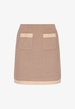 Beiger Minirock aus Strick mit strukturiertem Muster, zwei vorderen Taschen mit beigen Klappen und dekorativen perlenartigen Knöpfen.