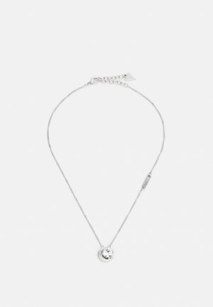 Zilveren halsketting met een ronde hanger met een heldere steen, een verfijnde ketting en een verstelbare sluiting met een kleine driehoekige accent.