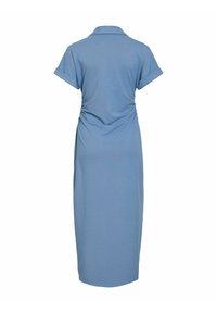 Robe midi bleue à manches courtes avec poignets retroussés, taille froncée et col, vue de dos sur fond blanc.