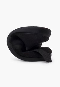 Pantof cu aspect negru, având un interior moale și căptușit, precum și o formă flexibilă, rotunjită. Material texturat cu o curea pentru o fixare sigură.