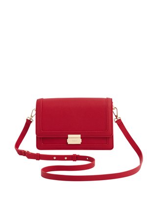 Červená kožená kabelka cez rameno so zlatým zapínaním a nastaviteľným popruhom, predným chlopňovým uzáverom, textúrovaným povrchom.