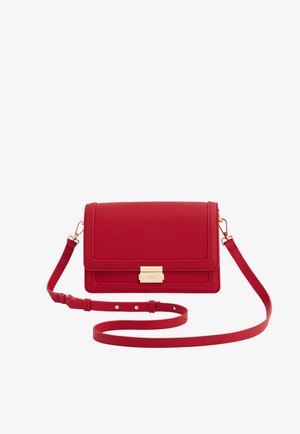 Bolso bandolera de cuero rojo con cierre dorado y correa ajustable, cierre frontal de solapa, acabado texturizado.