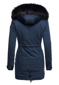 Marineblauwe geïsoleerde jas met een faux fur capuchon, trekkoord in de taille en lage toggle-details. Gladde textuur, lange mouwen en een getailleerd ontwerp.