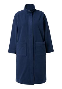 Námořnicky modrý fleecový kabát s vysokým límcem, dvěma předními kapsami a rovnou siluetou. Hladká textura a délka po kolena.
