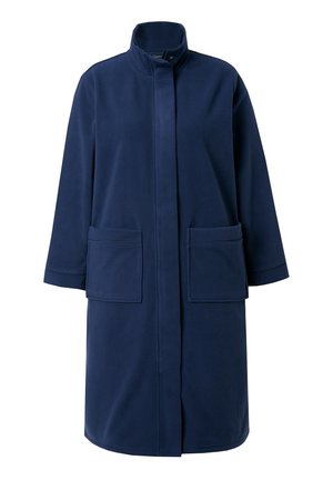 Marineblauer Fleece-Mantel mit hohem Kragen, zwei vorderen Taschen und geradem Schnitt. Glatte Textur und knielanges Design.