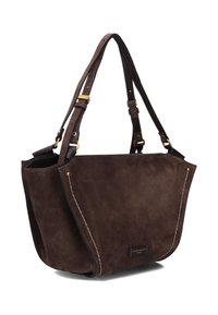 Borsa in suede marrone con tracolle in pelle regolabili, doppie tasche laterali e dettagli in cucitura bianca. Presenta hardware in tonalità oro.
