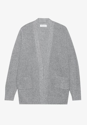 Cardigan de punto gris con un corte relajado, frente abierto y dos bolsillos de parche en la parte delantera. Tejido texturizado con un patrón sutil en toda su extensión.