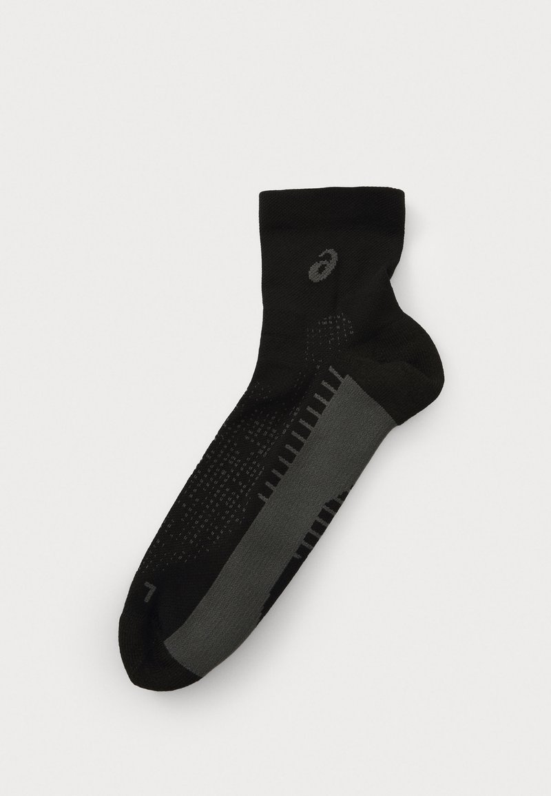 Ciorap sport negru cu un design texturat, accente gri, manșetă cu nervuri și vârf întărit.