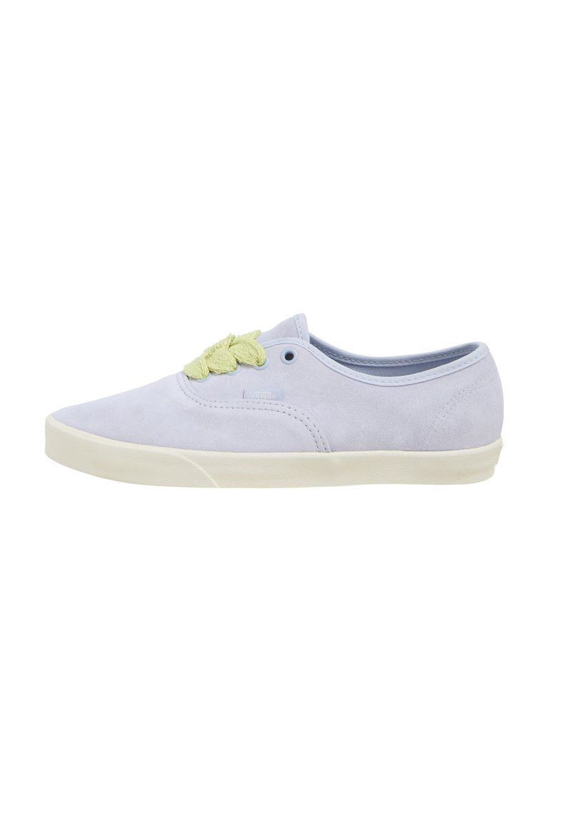 Casual sneaker in lichtblauw suède met een zachte textuur, met een limoen groene gevlochten veters en een witte rubberen zool.