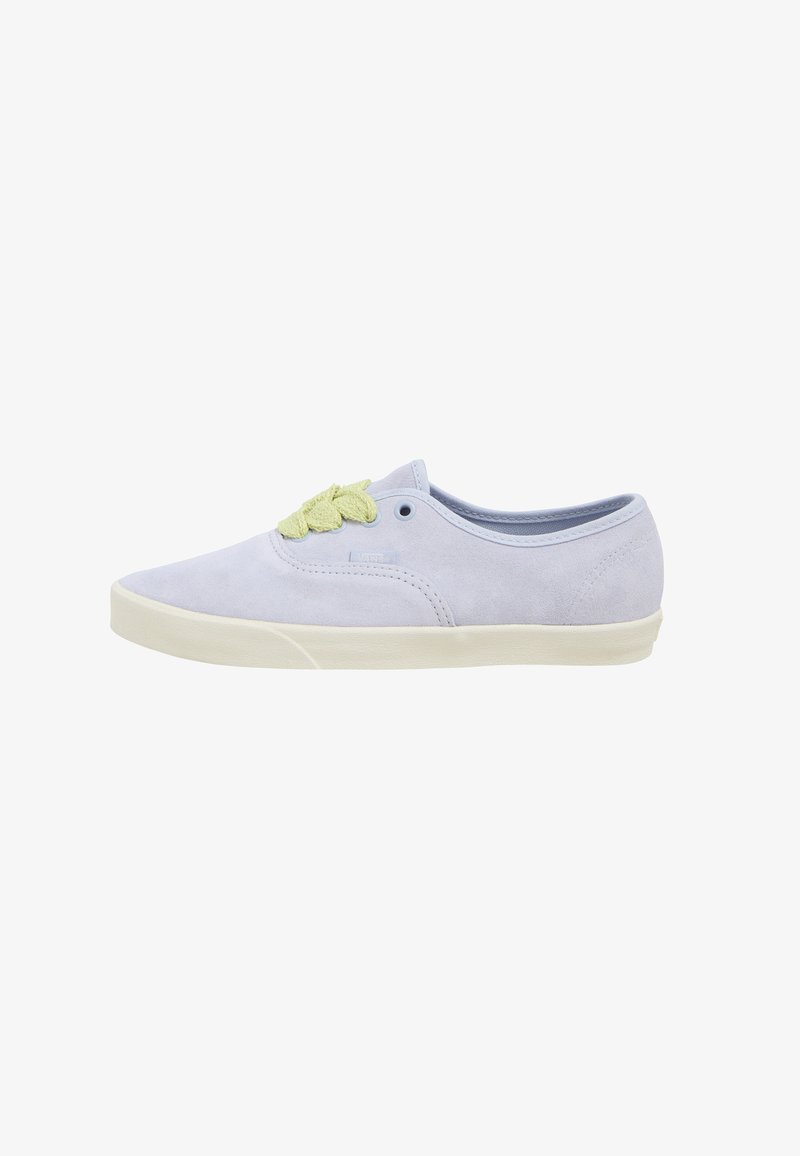 Casual sneaker in lichtblauw suède met een zachte textuur, met een limoen groene gevlochten veters en een witte rubberen zool.
