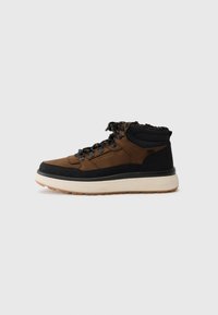 Bruine en zwarte hoge sneakers met een gestructureerde bovenkant, vetersluiting, gevoerde kraag en een lichtgekleurde rubberen zool.