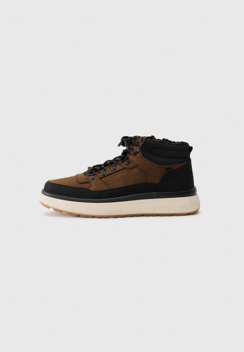 Bruine en zwarte hoge sneakers met een gestructureerde bovenkant, vetersluiting, gevoerde kraag en een lichtgekleurde rubberen zool.