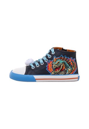 Baskets montantes avec une tige en toile bleu marine, un bout blanc, des accents bleus et un graphique de dinosaure sur le côté. Équipées de lacets bleus et d'une fermeture éclair.