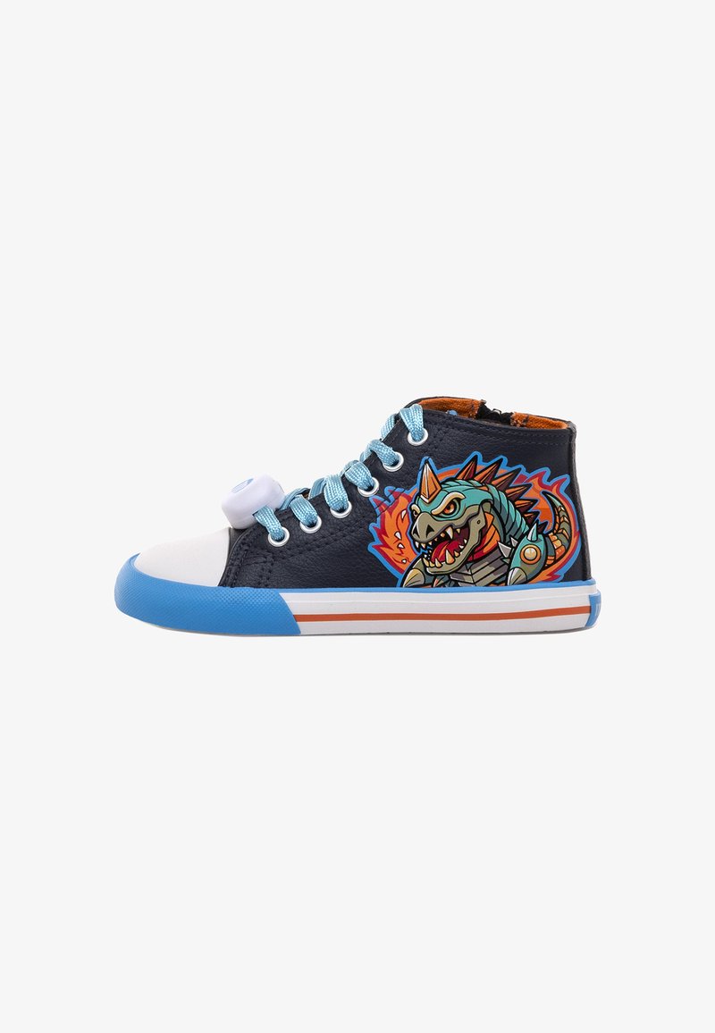 Sneaker alta con tomaia in tela blu navy, punta bianca, accenti blu e una grafica di un dinosauro sul lato. Presenta lacci blu e una cerniera.