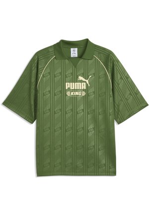 Camicia verde Puma King a maniche corte con colletto, motivo a righe sobrio e logo e testo Puma beige chiaro davanti.