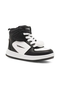 Tenisi înalte din piele sintetică alb-negru, cu șireturi albe, guler căptușit și vârf rotund alb, cu un accent de logo.