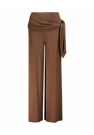 Bruine broek met wijd uitlopende pijpen, een hoge tailleband en een stoffen strikdetail rond de taille, op een witte achtergrond.