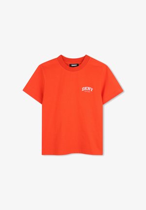 Fel oranje T-shirt met korte mouwen met het DKNY New York-logo in wit op de linkerborst en een ronde hals.