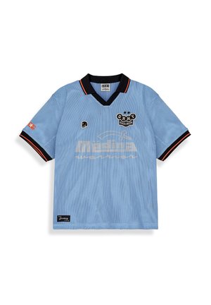 Maglia sportiva in rete azzurro chiaro con colletto e bordi delle maniche neri, strisce nere e arancioni e varie toppe nere e bianche sul davanti e sulla manica.