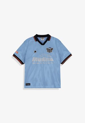Maglia sportiva in rete azzurro chiaro con colletto e bordi delle maniche neri, strisce nere e arancioni e varie toppe nere e bianche sul davanti e sulla manica.
