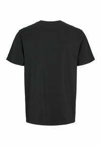 Must have lühikese varrukaga must T-särk ümarate kaelustega, valmistatud siledast puuvillakangast. Omab lihtsalt seljaosa, ilma siltide või logo, minimalistlik disain.