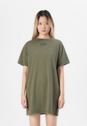 Olivgrünes T-Shirt-Kleid aus Baumwolle mit kurzen Ärmeln, Rundhalsausschnitt und schwarzem "GAP"-Logo auf der Brust. Lockere Passform.