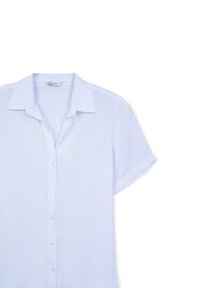 Camicia bianca a maniche corte con colletto classico, realizzata in tessuto leggero, con chiusura a bottoni sul davanti e una leggera lucentezza.
