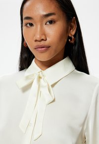 Koton BUTTONED LONG SLEEVE - Skjortebluser - off white