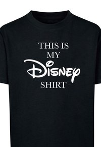 Sort bomulds t-shirt med hvid tekst: "DETTE ER MIN Disney TRØJE." Rund halsudskæring med korte ærmer og en afslappet pasform.