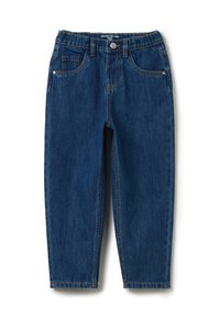 Jeans de denim azul con una cinturilla curvada, bolsillos frontales y un diseño de pierna recta. Costuras de contraste visibles a lo largo de las costuras y bordes.