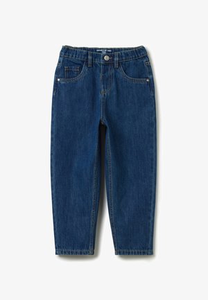 Jeans de denim azul con una cinturilla curvada, bolsillos frontales y un diseño de pierna recta. Costuras de contraste visibles a lo largo de las costuras y bordes.