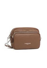 Borsa a tracolla in pelle marrone con texture, dotata di due scomparti con zip, hardware in argento e logo impresso sul pannello frontale.
