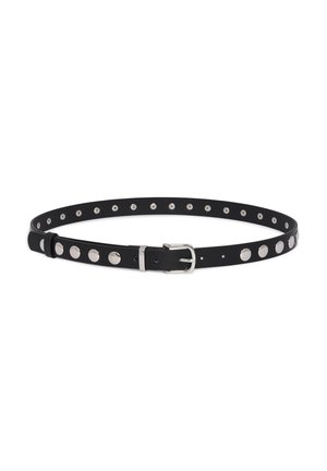 Ceinture en cuir noir avec des clous argentés répartis régulièrement sur toute sa longueur et une boucle argentée sur fond blanc.