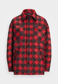 Giacca trapuntata con un motivo a quadri rosso e nero, bottoni a scatto e due tasche sul petto con un design classico del colletto.