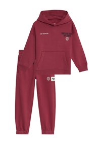 Bordeaux hoodie en sweatpants set gemaakt van zachte stof, met een voorkant zak, ribgebreide manchetten en bedrukte tekst en wereldbolgraphics.
