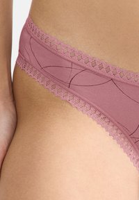 Mauve Bikini-Unterwäsche mit einem Spitzenbesatz am Bund. Der glatte Stoff weist ein dezentes geometrisches Muster in Dunkelbraun auf.