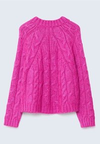 Rosa gestrickter Pullover mit einem Zopfmuster, rundem Ausschnitt und gerippten Bündchen und Saum. Strukturiertes und voluminöses Erscheinungsbild.