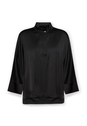 Blusa negra de seda con cuello alto, mangas tres cuartos y un sutil detalle de botones en la línea del cuello, con una textura suave.