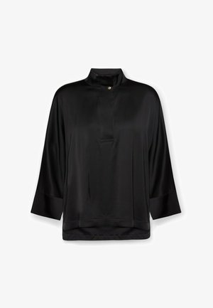 Blusa nera di seta con colletto alla coreana, maniche a tre quarti e un dettaglio sottile di bottoni all'altezza del collo, caratterizzata da una texture liscia.