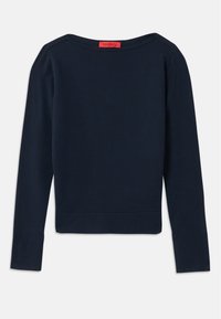 Pull bleu marine à manches longues, col rond, coupe slim, avec une étiquette rouge de la marque MAX&Co au niveau du col sur fond blanc.