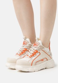 Buffalo CHAI - Sportcipő - cream/orange