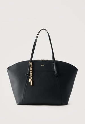 Sac cabas en cuir noir avec deux anses épaule, chaîne dorée avec charms, et petit logo "BOSS" au centre avant.