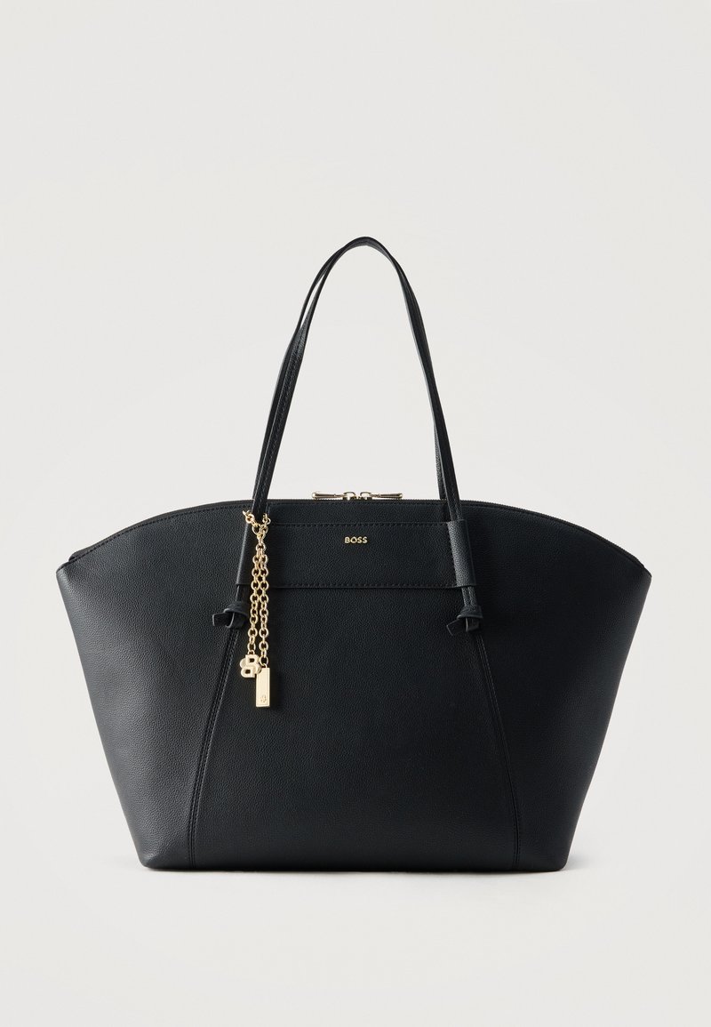 Sac cabas en cuir noir avec deux anses épaule, chaîne dorée avec charms, et petit logo "BOSS" au centre avant.